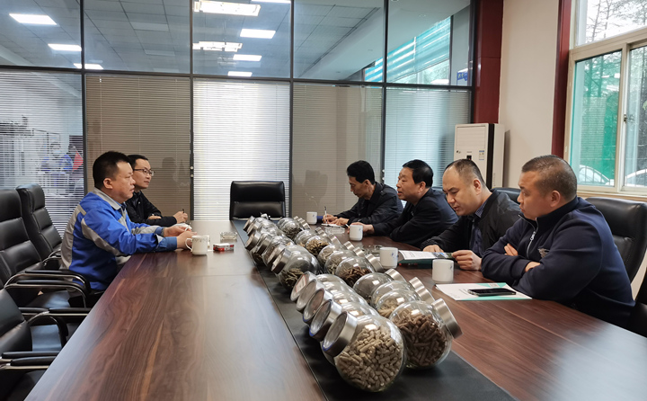 與集團(tuán)總經(jīng)理孫寧波及部門負(fù)責(zé)人座談，就項目建設(shè)、環(huán)境影響、補(bǔ)貼政策等內(nèi)容進(jìn)行了探討交流