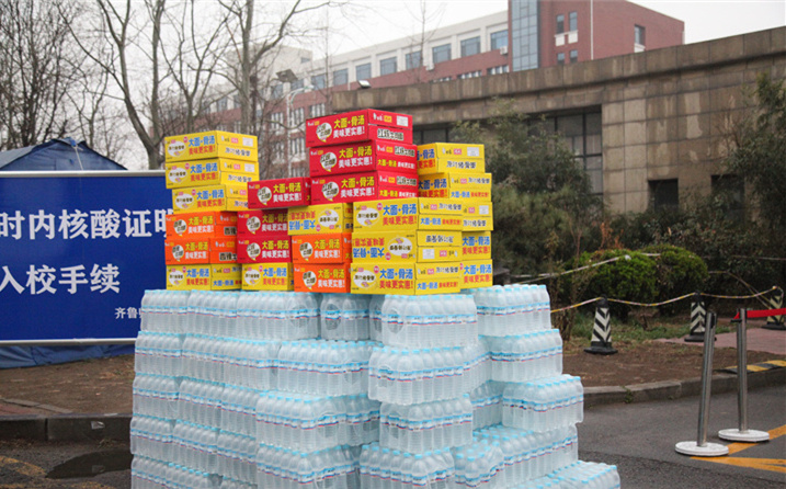2月25日，山東金格瑞機(jī)械有限公司派代表來(lái)到齊魯師范學(xué)院捐贈(zèng)防疫物資，保障校園防疫物品備足備齊，助力學(xué)校的疫情防控工作。