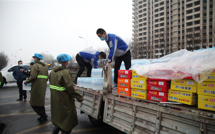 2月25日，山東金格瑞機(jī)械有限公司派代表來(lái)到齊魯師范學(xué)院捐贈(zèng)防疫物資，保障校園防疫物品備足備齊，助力學(xué)校的疫情防控工作。