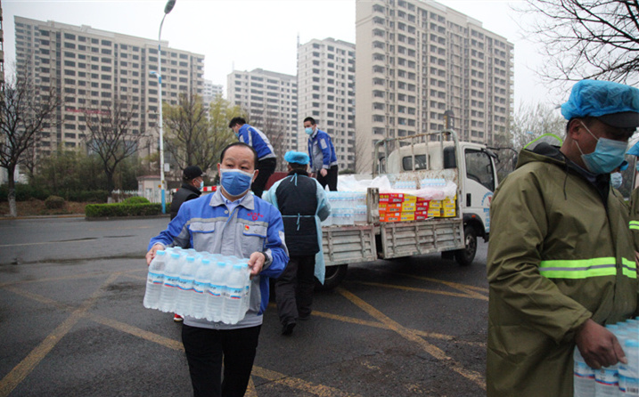 2月25日，山東金格瑞機(jī)械有限公司派代表來(lái)到齊魯師范學(xué)院捐贈(zèng)防疫物資，保障校園防疫物品備足備齊，助力學(xué)校的疫情防控工作。