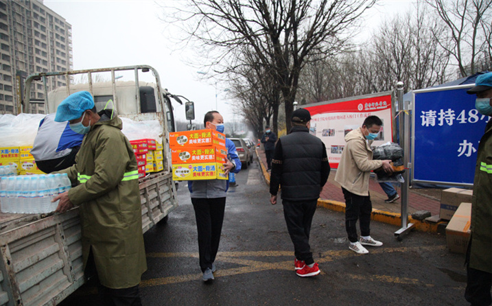2月25日，山東金格瑞機(jī)械有限公司派代表來(lái)到齊魯師范學(xué)院捐贈(zèng)防疫物資，保障校園防疫物品備足備齊，助力學(xué)校的疫情防控工作。