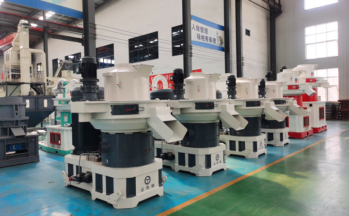 山東金格瑞顆粒機廠家負責免費提供制粒生產線方案，為每一位客戶進行試機；產品使用中，我們給客戶提供“保姆式”服務，定期進行電話回訪，定期進行現(xiàn)場專訪；讓您在產品使用過程中，放心、安心、舒心