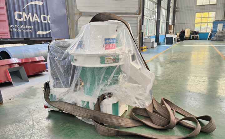 顆粒機(jī)單機(jī)時(shí)產(chǎn)量可以達(dá)到0.7-1噸，一天按照10小時(shí)計(jì)算，可以產(chǎn)出7-10噸成品顆粒，按照1噸顆粒最低100元錢利潤(rùn)來(lái)計(jì)算，一天的利潤(rùn)可以達(dá)到700-1000元。