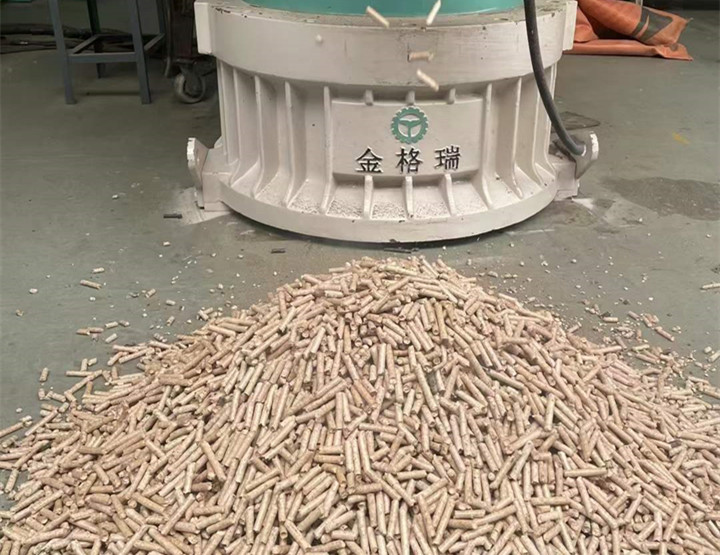 木屑顆粒機(jī)加工環(huán)保燃料顆粒，用綠色昭示未來